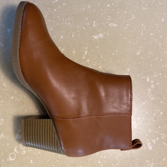 Brown vegan leather booties with side zipper - Picture 5 of 6